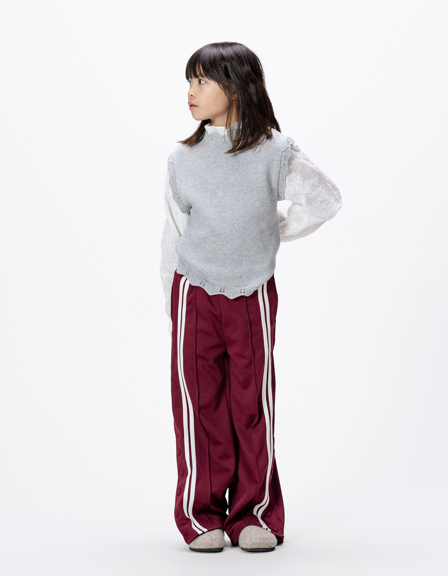 grauer strickpullover für mädchen mit bestickten popelineärmeln