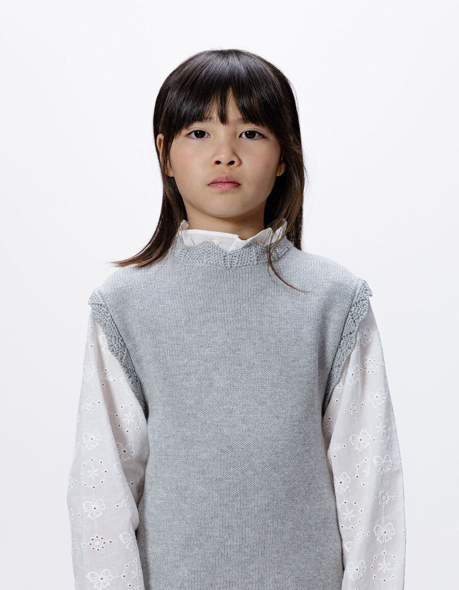 grauer strickpullover für mädchen mit bestickten popelineärmeln