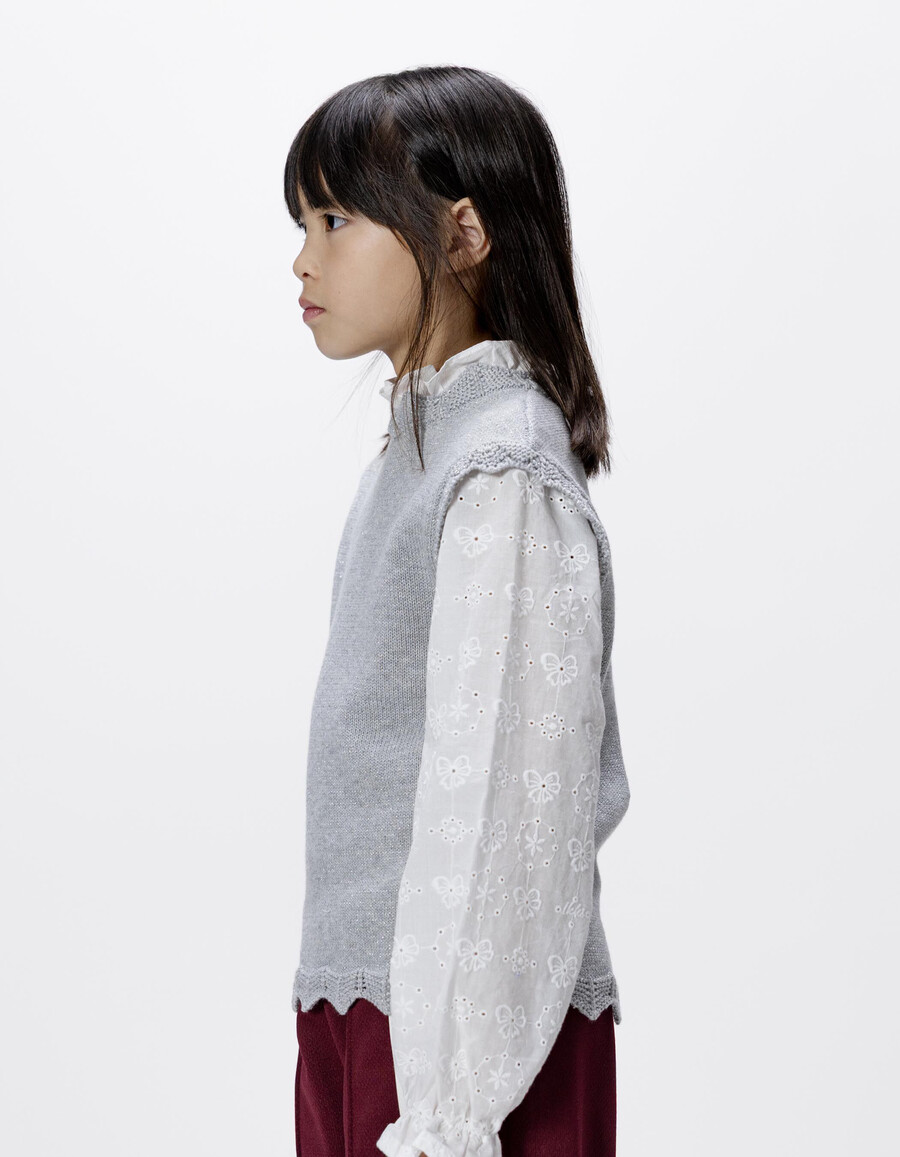 grauer strickpullover für mädchen mit bestickten popelineärmeln