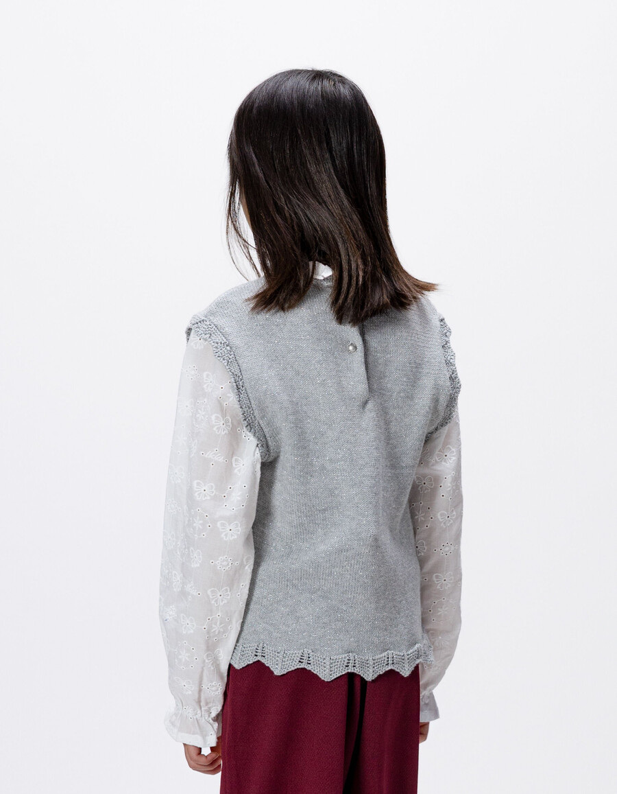 grauer strickpullover für mädchen mit bestickten popelineärmeln