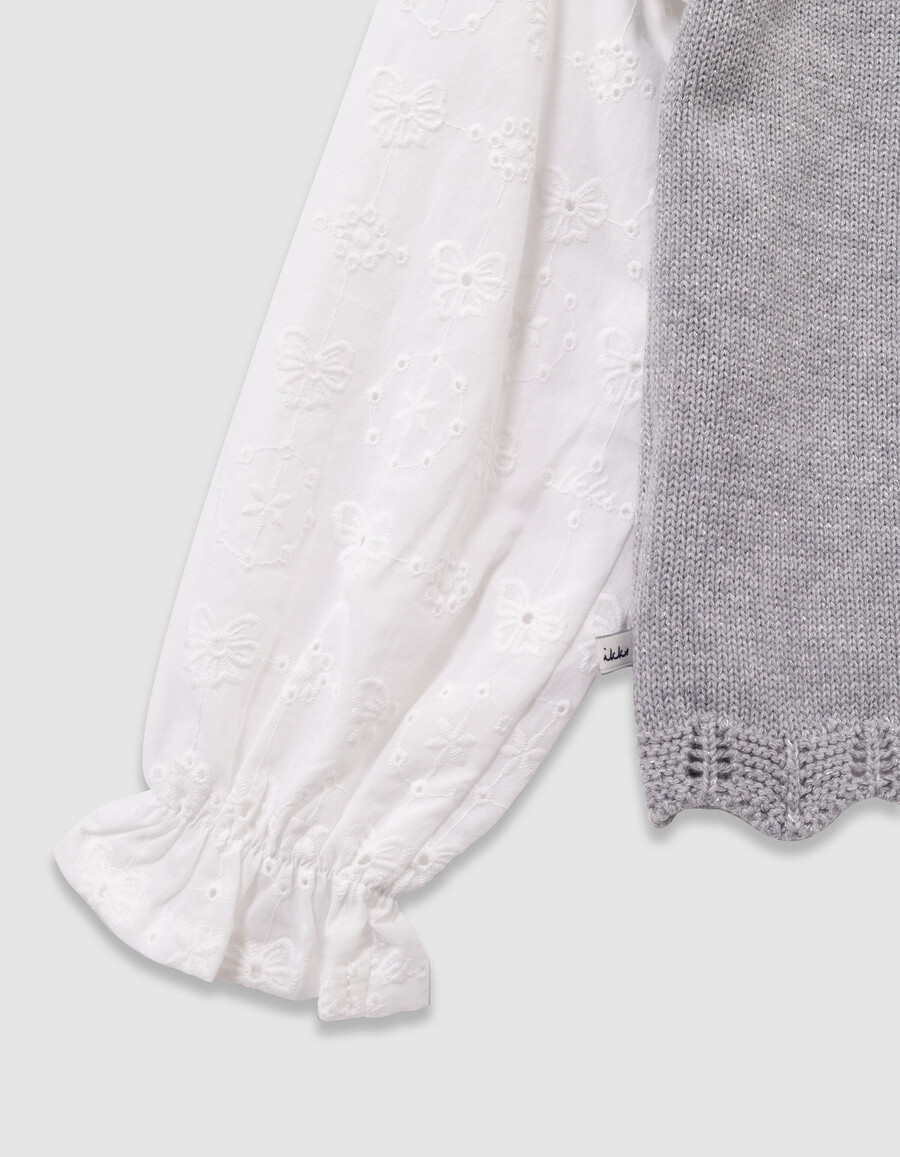 grauer strickpullover für mädchen mit bestickten popelineärmeln