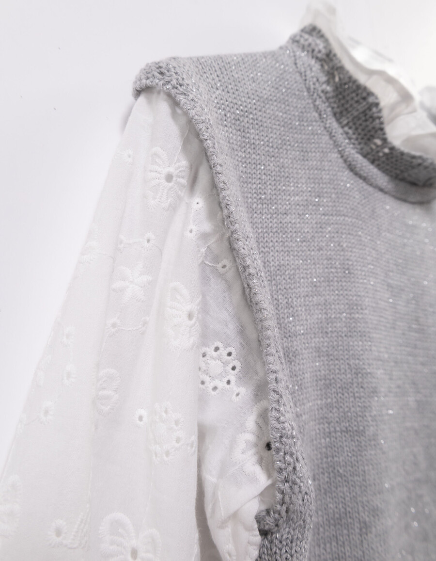 grauer strickpullover für mädchen mit bestickten popelineärmeln