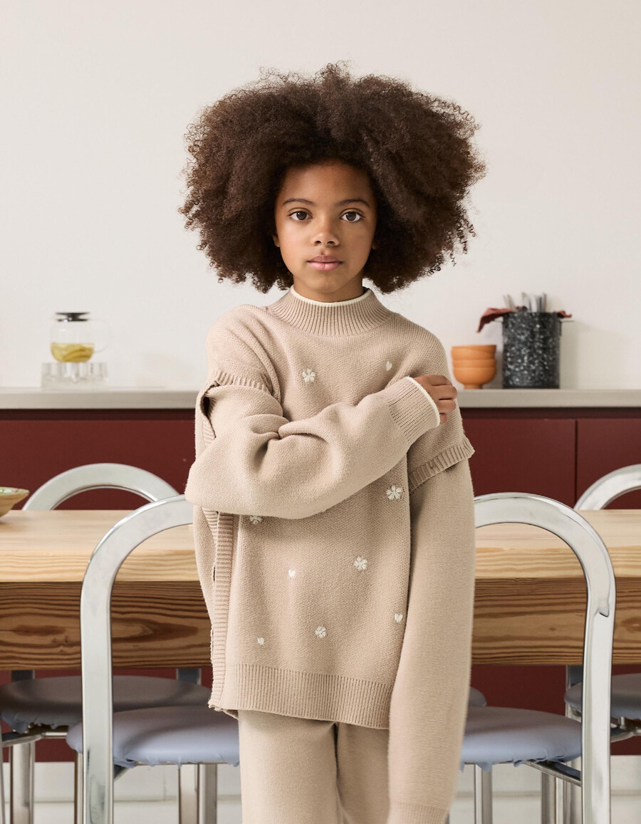 beigefarbener strickpullover für mädchen mit abnehmbaren ärmeln