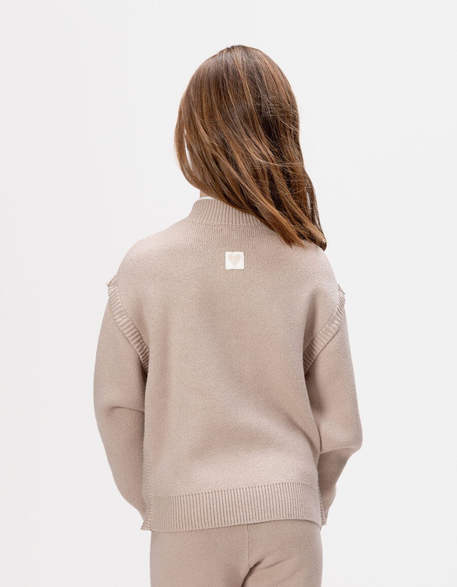 beigefarbener strickpullover für mädchen mit abnehmbaren ärmeln
