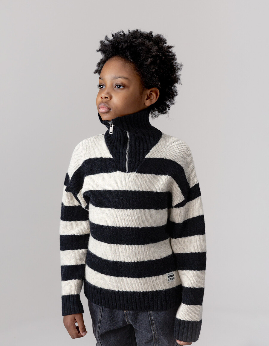 schwarzer strickpullover für jungen mit reißverschluss am kragen und beigen streifen