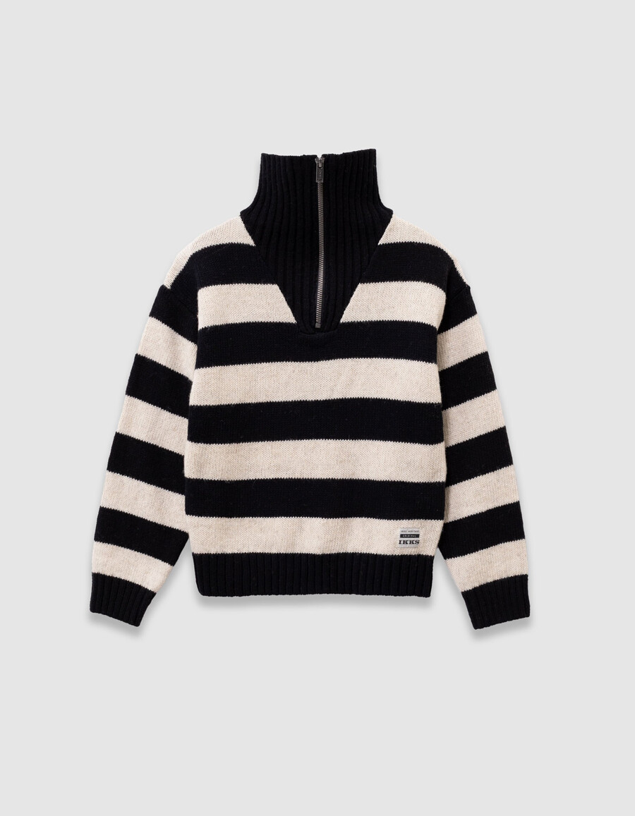 schwarzer strickpullover für jungen mit reißverschluss am kragen und beigen streifen