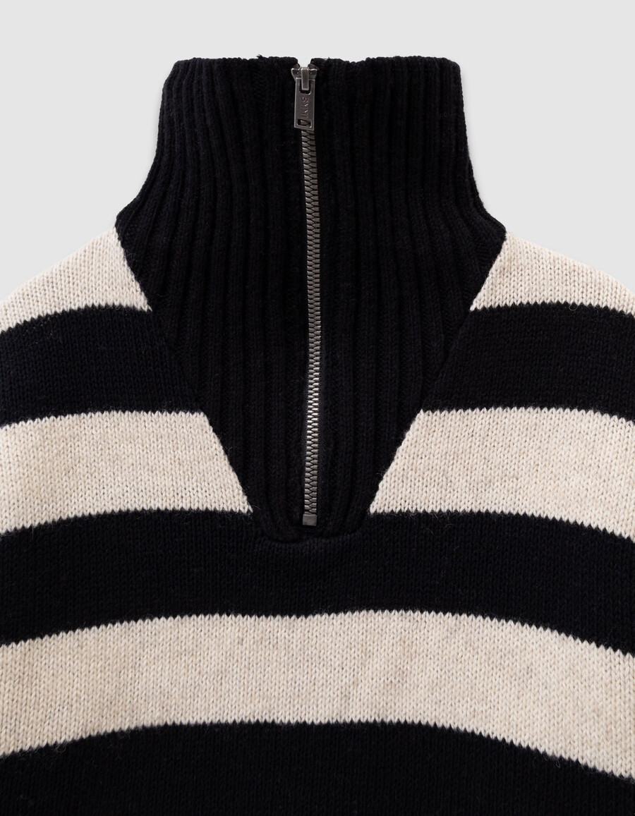 schwarzer strickpullover für jungen mit reißverschluss am kragen und beigen streifen
