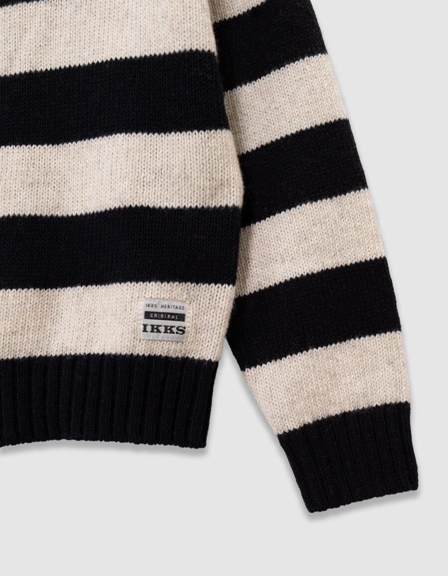 schwarzer strickpullover für jungen mit reißverschluss am kragen und beigen streifen