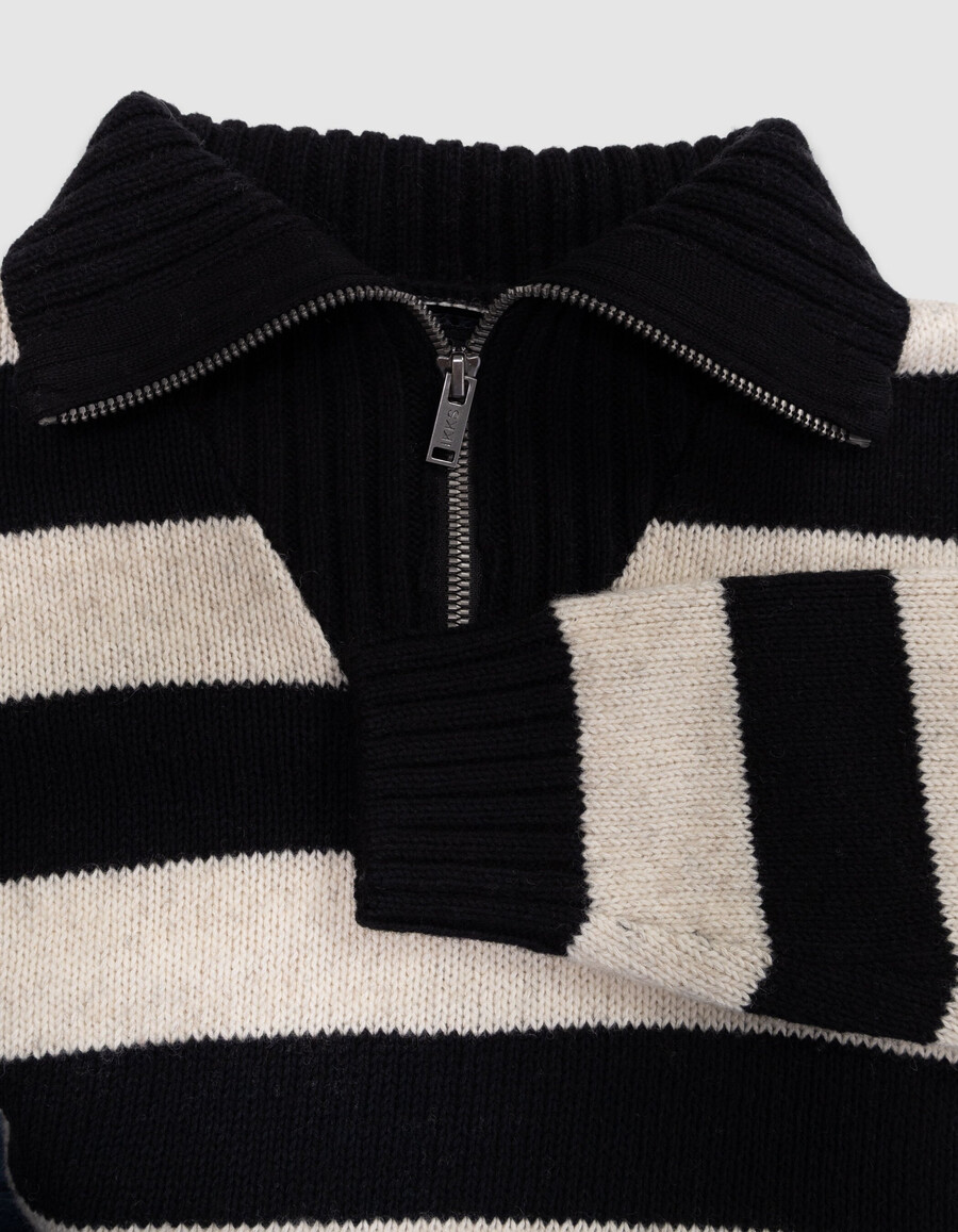 schwarzer strickpullover für jungen mit reißverschluss am kragen und beigen streifen