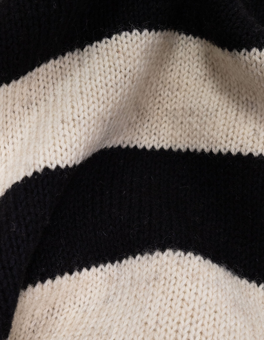 schwarzer strickpullover für jungen mit reißverschluss am kragen und beigen streifen