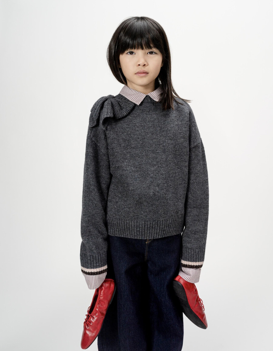 grauer strickpullover für mädchen mit xl-schleife an der schulter