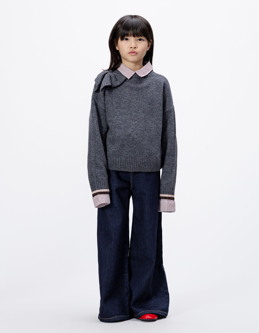 grauer strickpullover für mädchen mit xl-schleife an der schulter