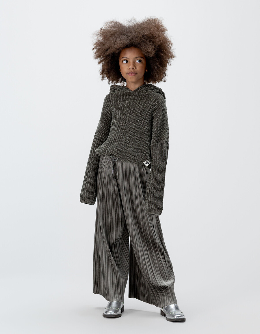 mädchen-kapuzenpullover aus khakifarbenem chenille-strick