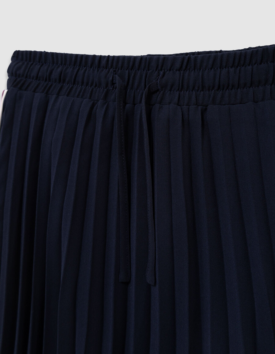 mädchen-langrock in marineblau mit falten und seitenstreifen