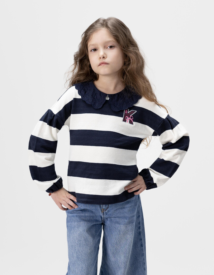 mädchen-t-shirt mit marineblauenecrufarbenen streifen im matrosenstil bestickter kragen