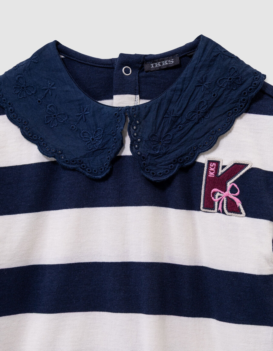 mädchen-t-shirt mit marineblauenecrufarbenen streifen im matrosenstil bestickter kragen