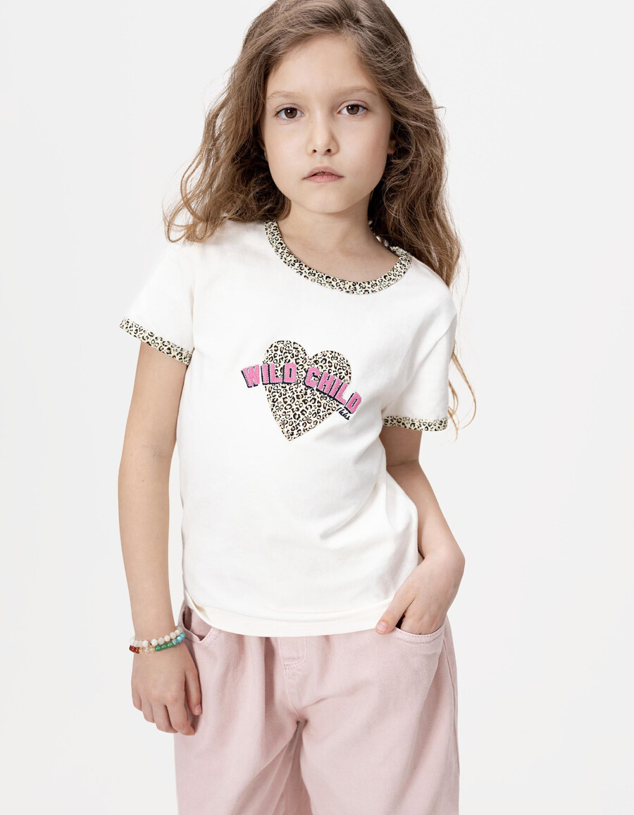 mädchen-t-shirt aus ecrufarbener bio-baumwolle mit leoparden-schleifenmuster