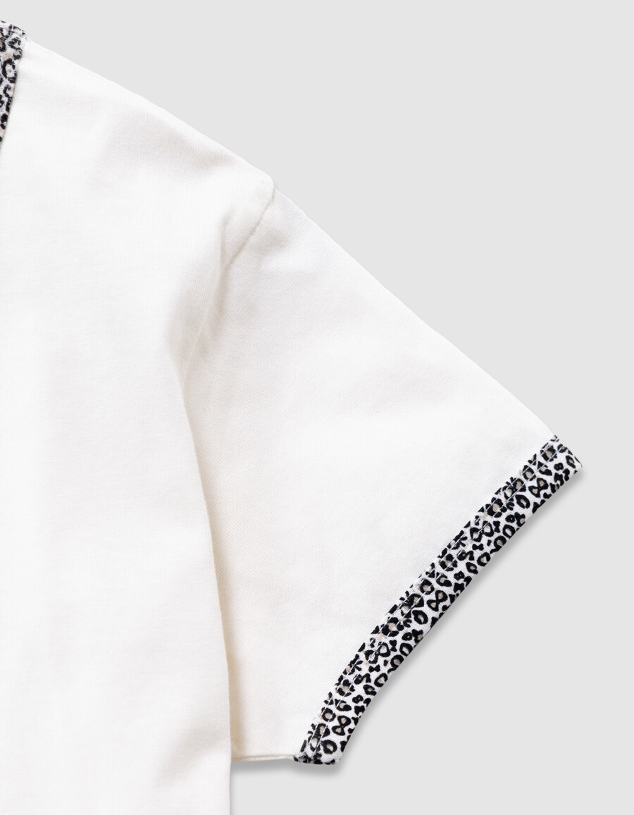 mädchen-t-shirt aus ecrufarbener bio-baumwolle mit leoparden-schleifenmuster