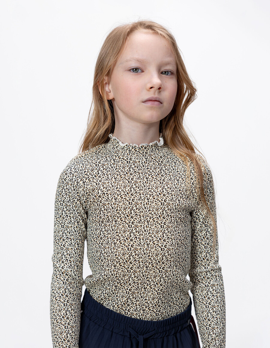beigefarbenes mädchen-t-shirt mit hohem kragen und leoparden-schleifenmuster