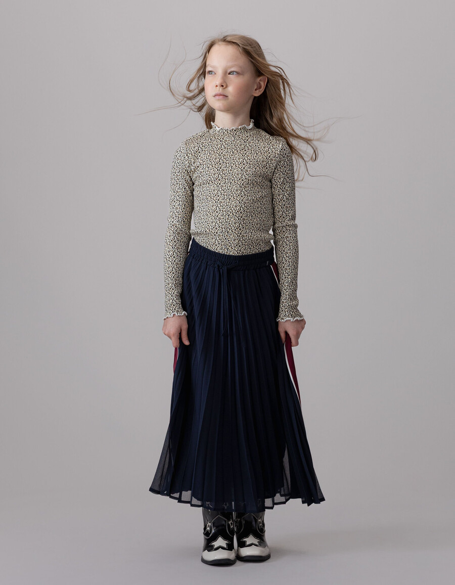 beigefarbenes mädchen-t-shirt mit hohem kragen und leoparden-schleifenmuster