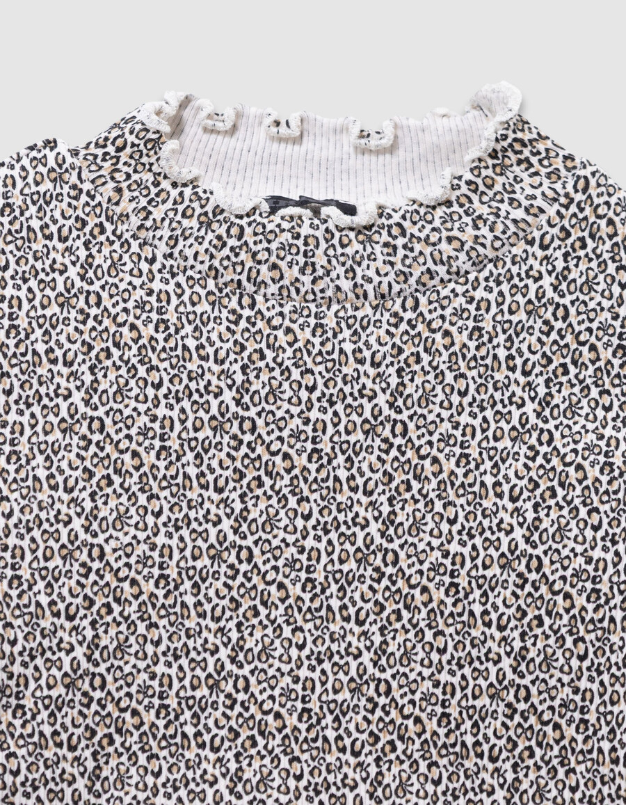 beigefarbenes mädchen-t-shirt mit hohem kragen und leoparden-schleifenmuster