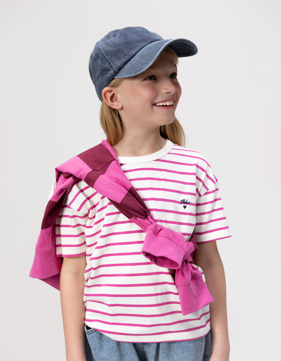 mädchen-t-shirt aus bio-baumwolle mit matrosenmotiv und rosa streifen