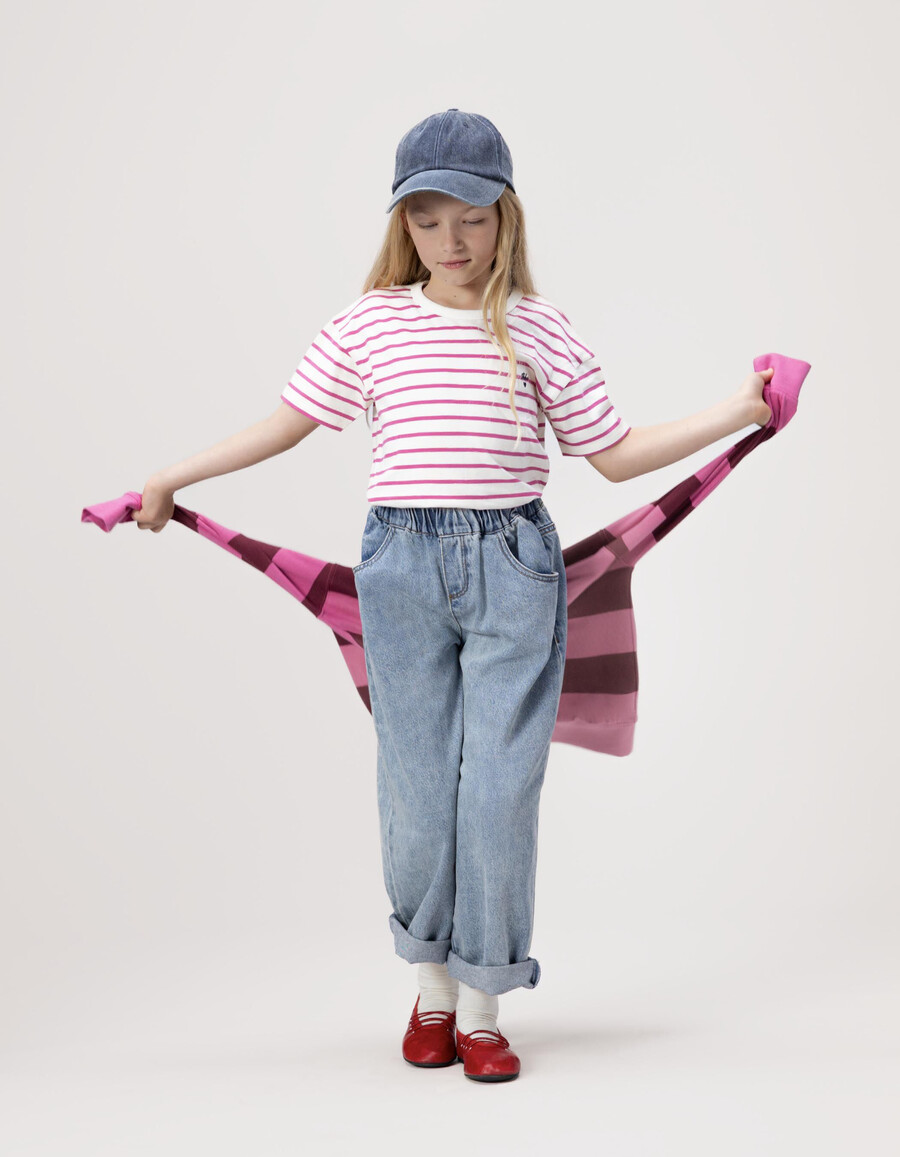 mädchen-t-shirt aus bio-baumwolle mit matrosenmotiv und rosa streifen