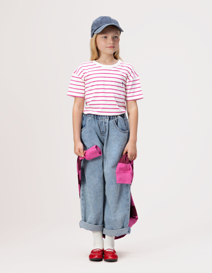 mädchen-t-shirt aus bio-baumwolle mit matrosenmotiv und rosa streifen