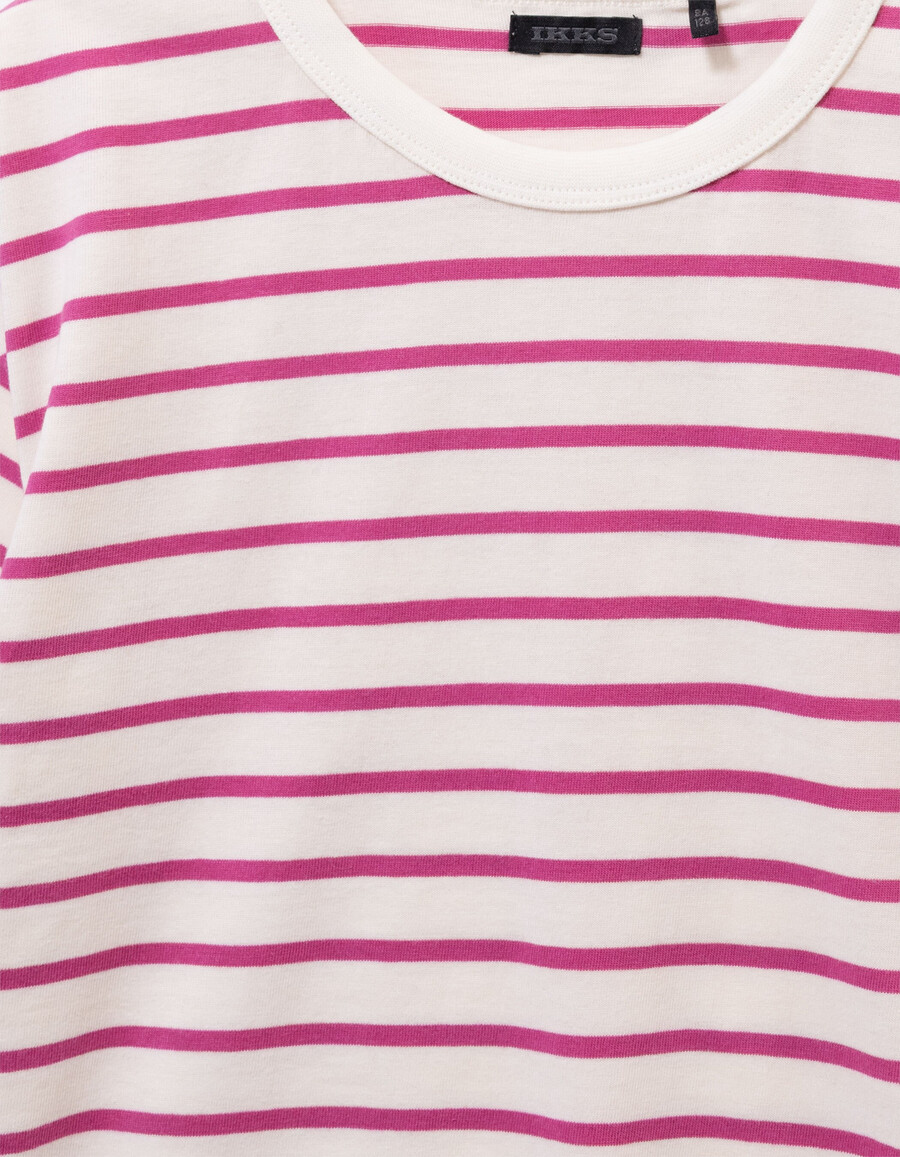 mädchen-t-shirt aus bio-baumwolle mit matrosenmotiv und rosa streifen