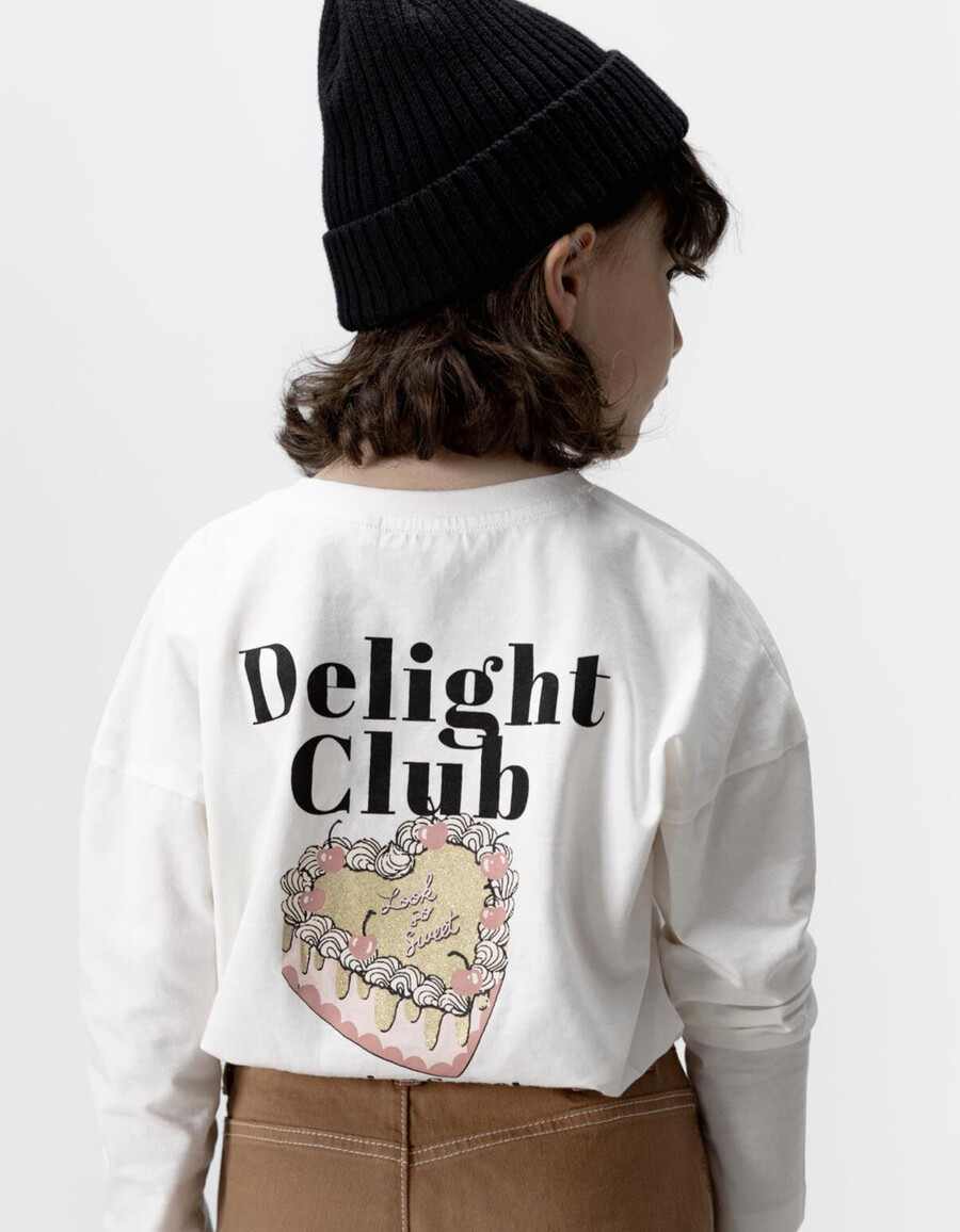 mädchen-t-shirt aus ecrufarbener bio-baumwolle mit kuchenmotiv