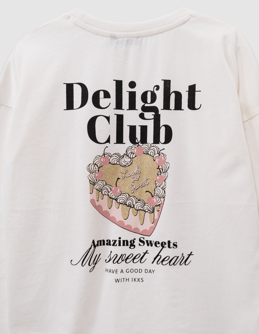 mädchen-t-shirt aus ecrufarbener bio-baumwolle mit kuchenmotiv