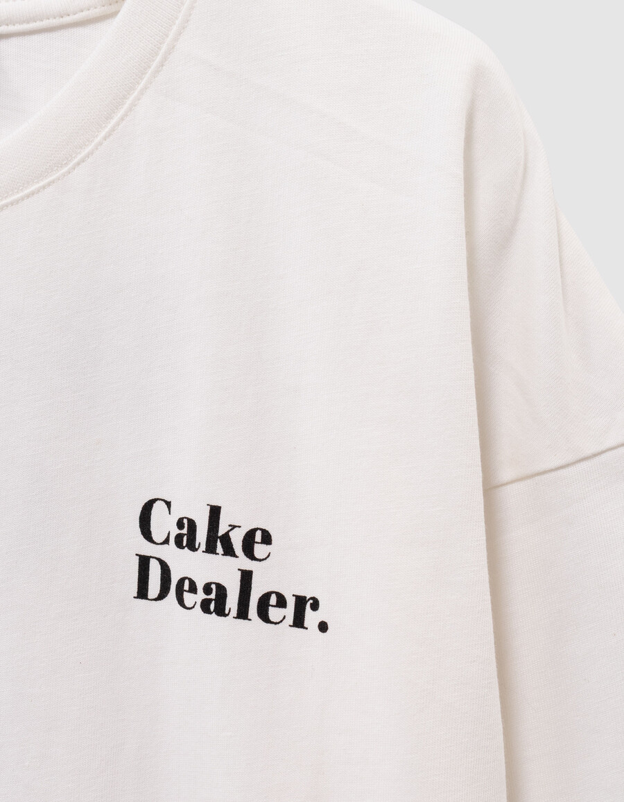 mädchen-t-shirt aus ecrufarbener bio-baumwolle mit kuchenmotiv