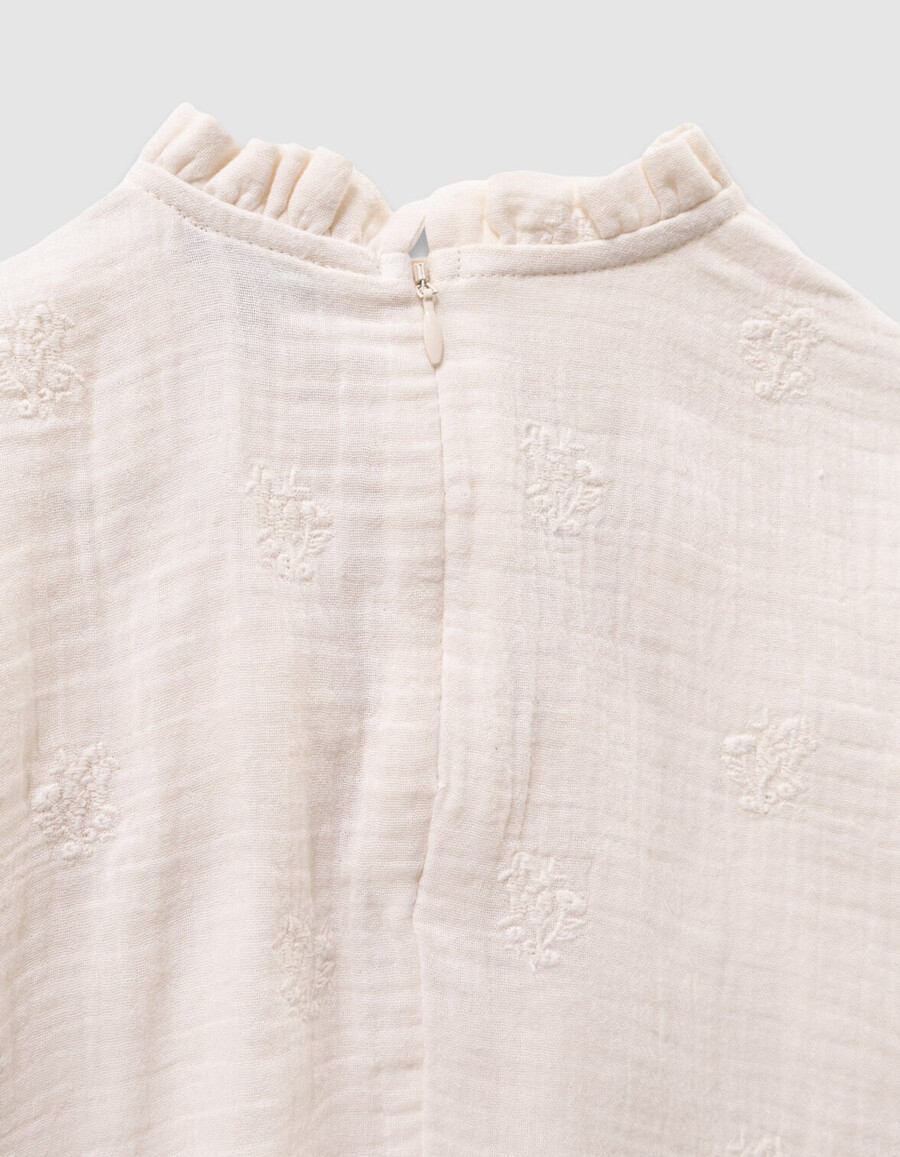 mädchenkleid aus ecrufarbenem baumwollgaze mit gestickten blumen
