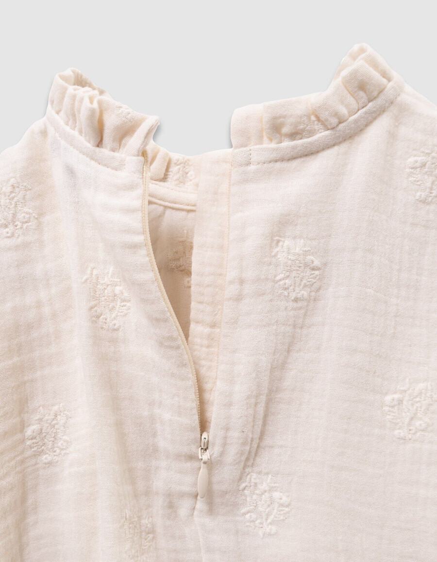 mädchenkleid aus ecrufarbenem baumwollgaze mit gestickten blumen