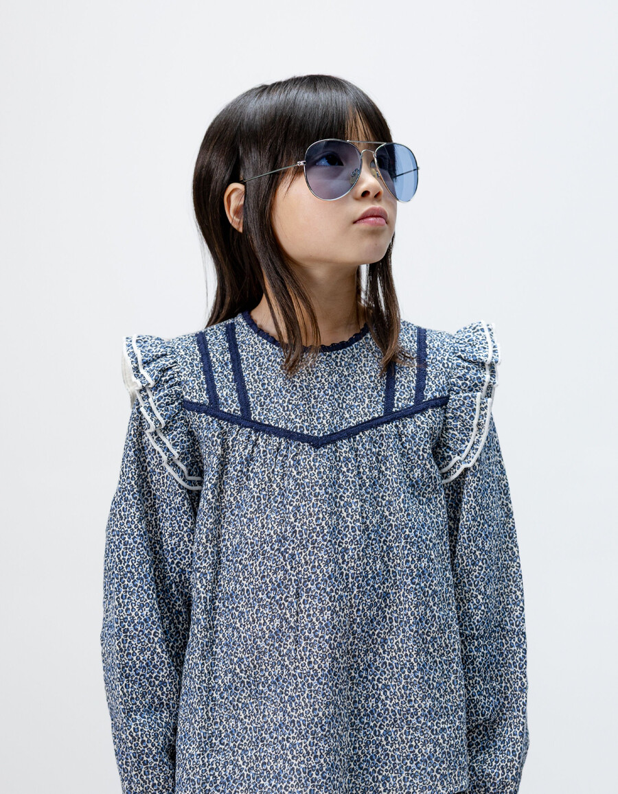 mädchenbluse in marineblau mit leoparden-schleifenmuster