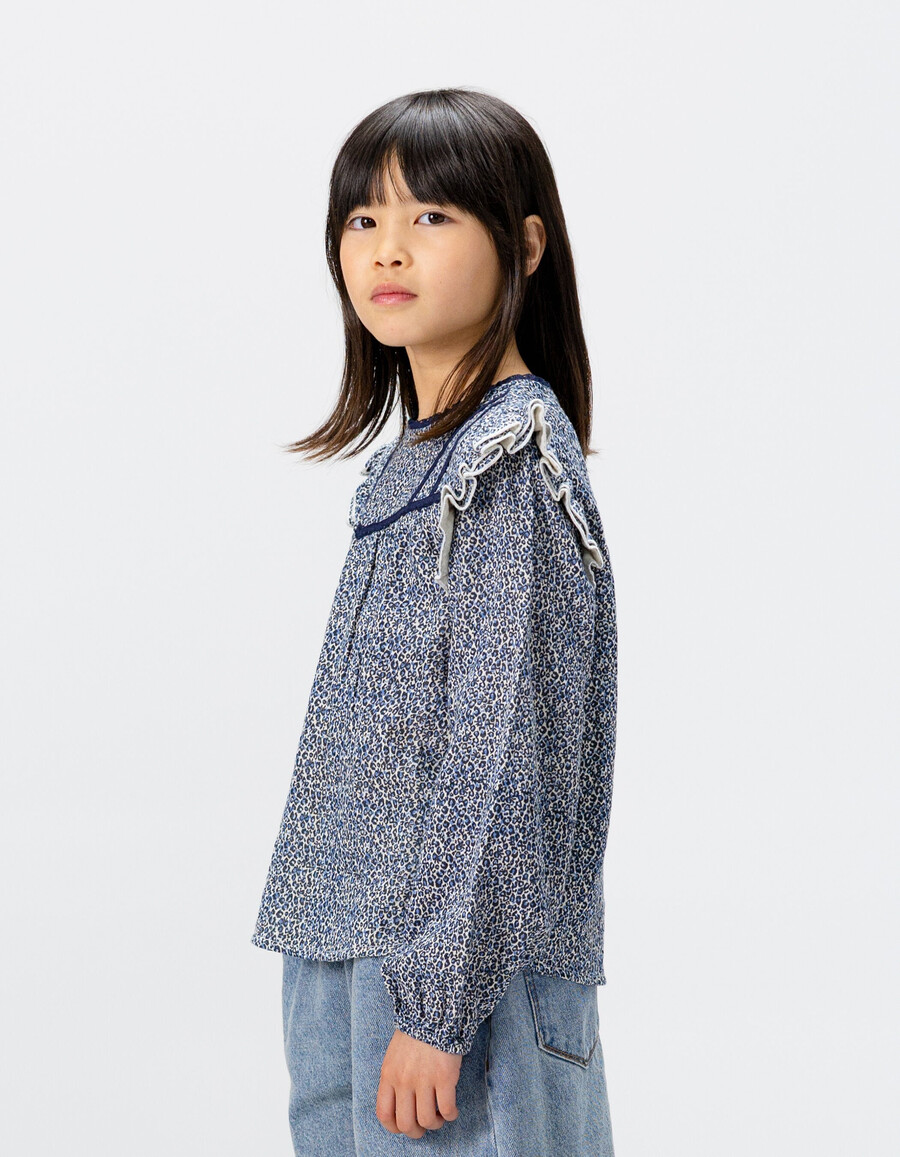 mädchenbluse in marineblau mit leoparden-schleifenmuster