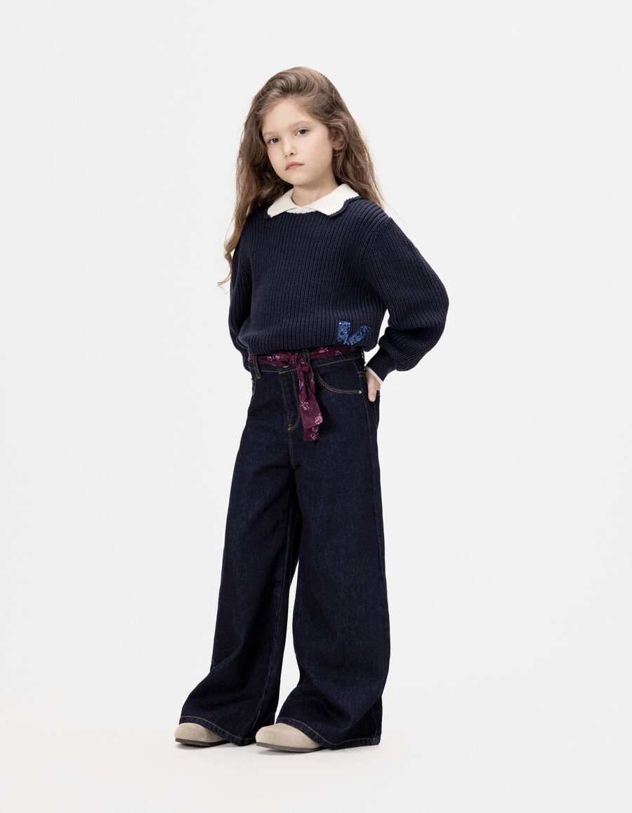 mädchen-jeans mit weitem bein blau mit passendem gürtel aus einem schal mit blumenmuster