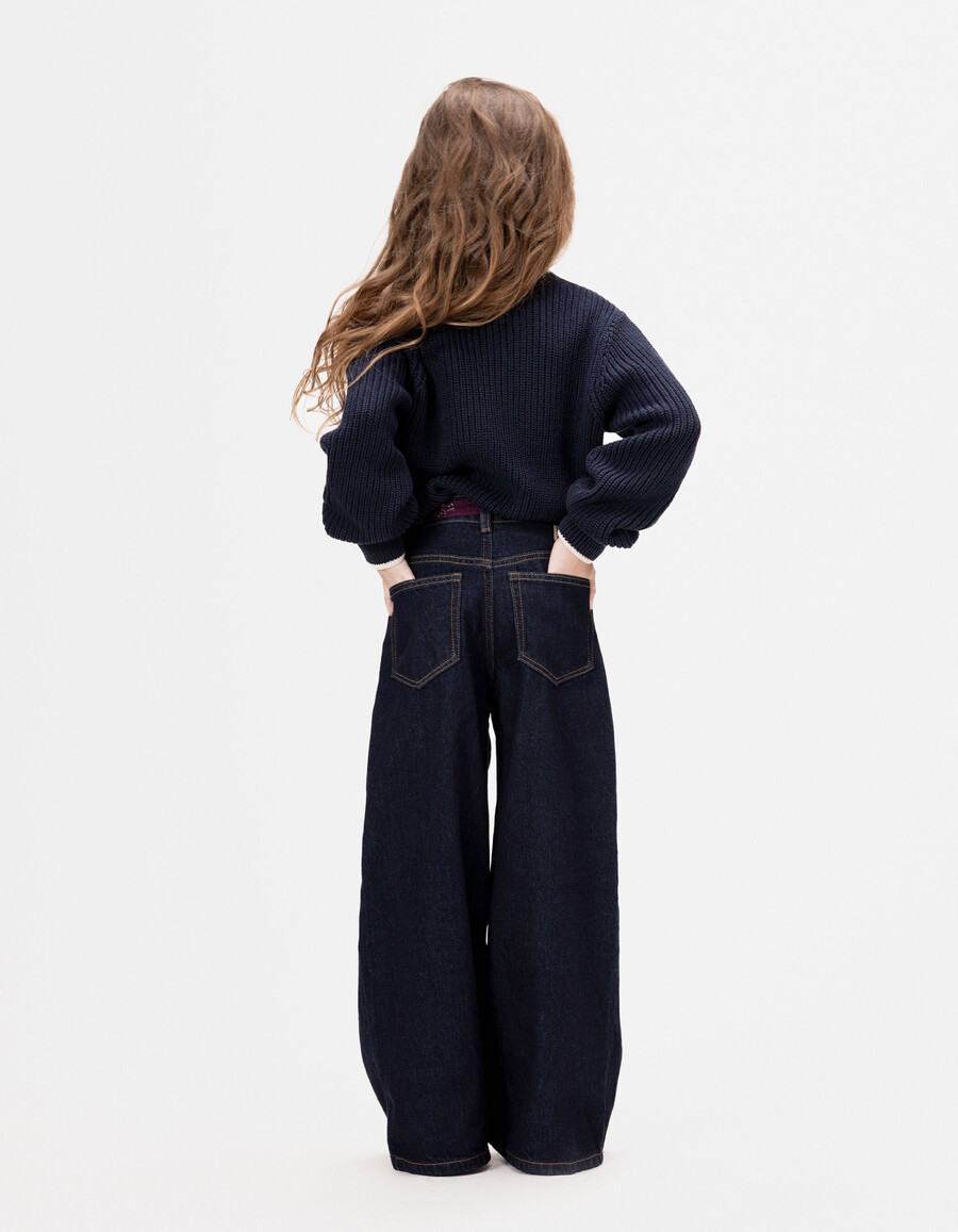 mädchen-jeans mit weitem bein blau mit passendem gürtel aus einem schal mit blumenmuster