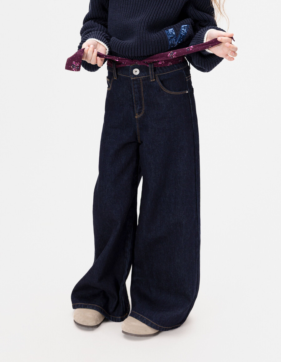 mädchen-jeans mit weitem bein blau mit passendem gürtel aus einem schal mit blumenmuster