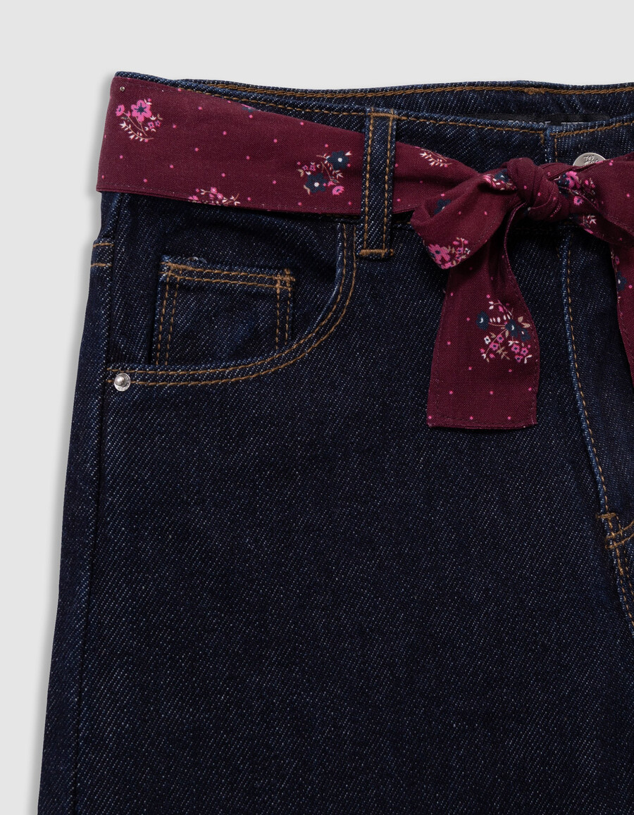mädchen-jeans mit weitem bein blau mit passendem gürtel aus einem schal mit blumenmuster