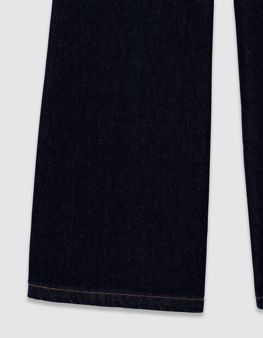 mädchen-jeans mit weitem bein blau mit passendem gürtel aus einem schal mit blumenmuster