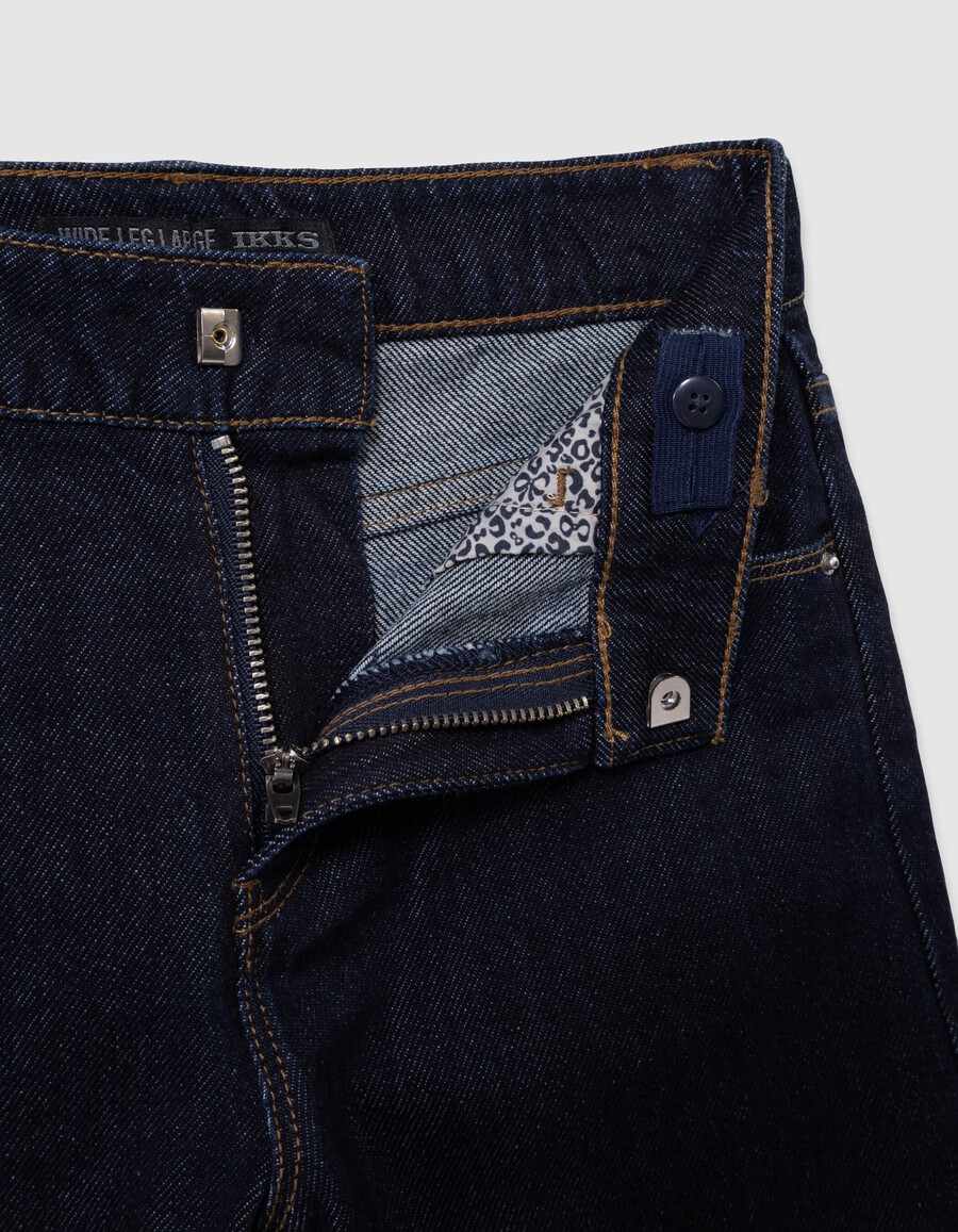 mädchen-jeans mit weitem bein blau mit passendem gürtel aus einem schal mit blumenmuster