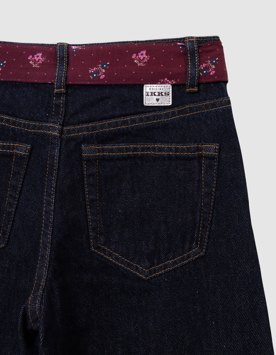 mädchen-jeans mit weitem bein blau mit passendem gürtel aus einem schal mit blumenmuster