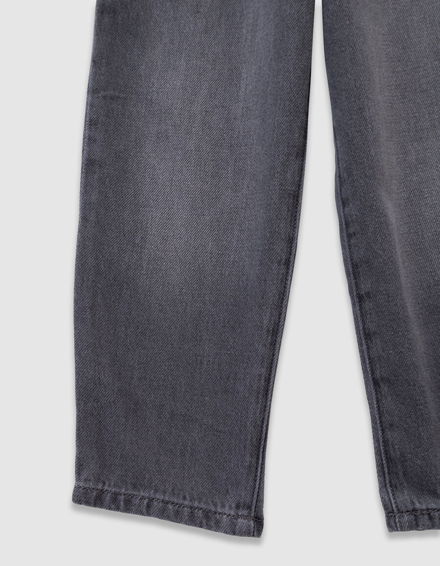 graue mom-jeans für mädchen mit sichtbaren knöpfen