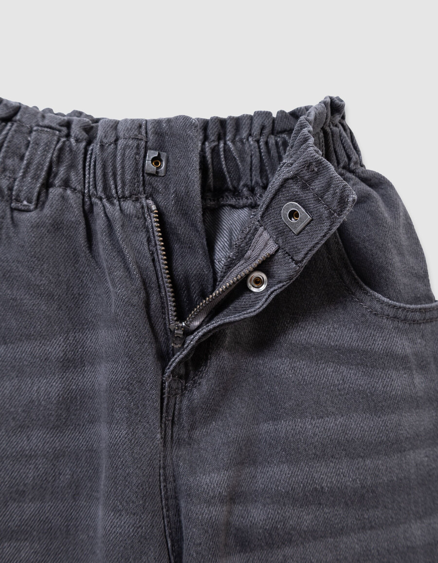 graue mom-jeans für mädchen mit sichtbaren knöpfen