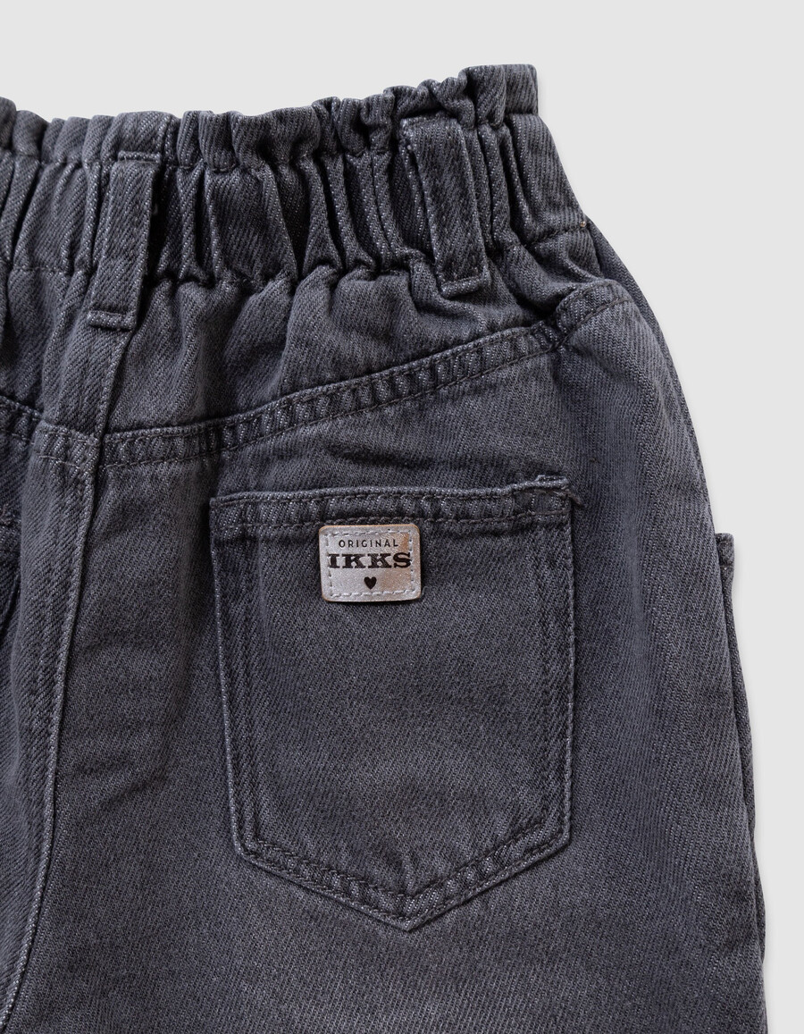 graue mom-jeans für mädchen mit sichtbaren knöpfen