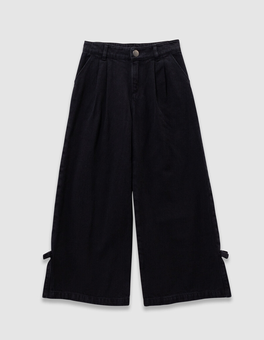 schwarze mädchenjeans mit weitem bein falten und schleifen