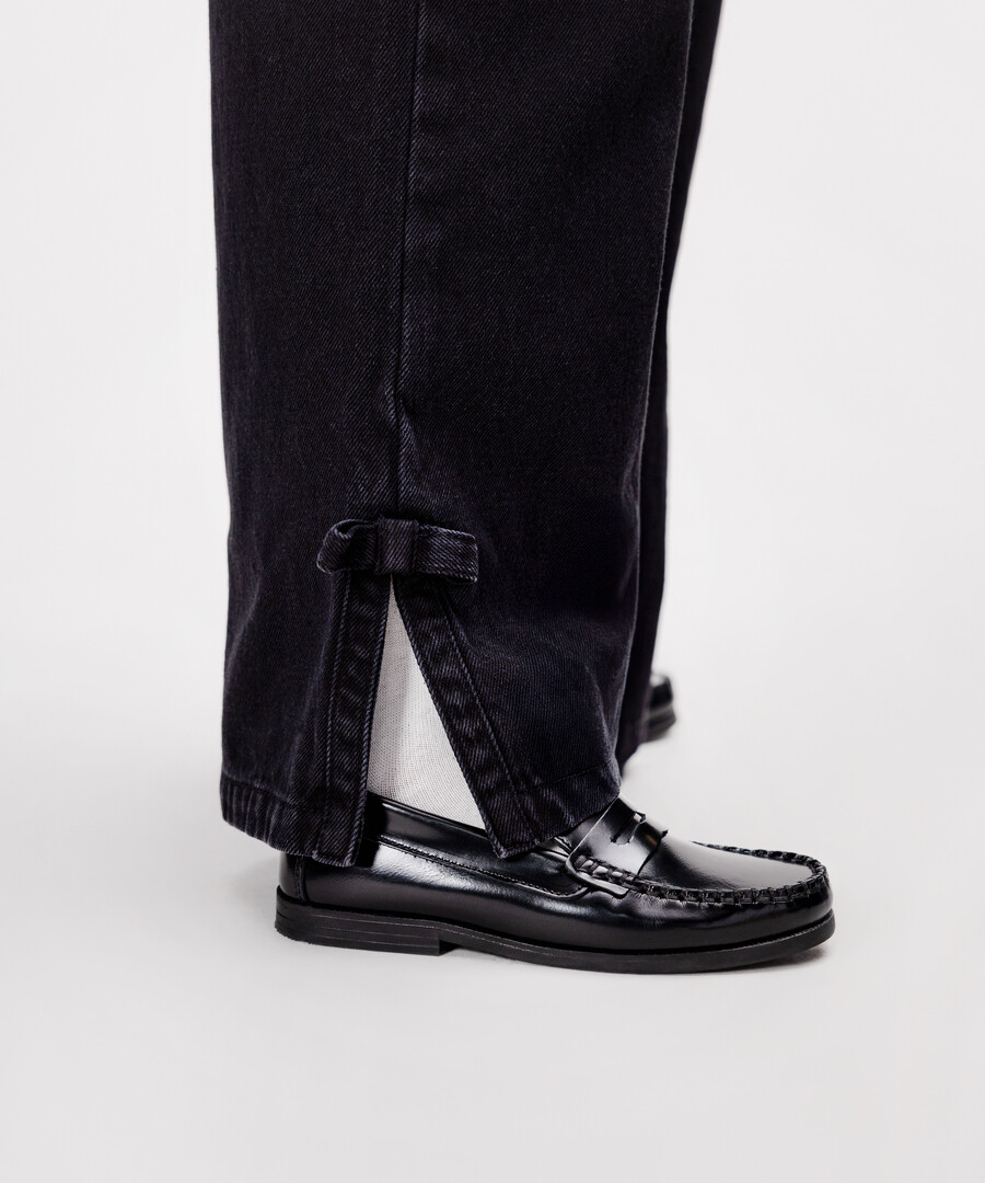 schwarze mädchenjeans mit weitem bein falten und schleifen