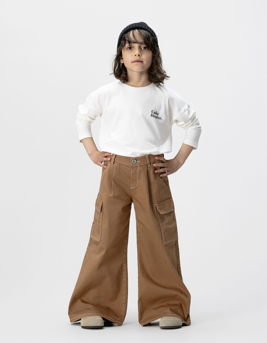mädchen-jeans im cargo-stil mit weitem bein in kamelbraun