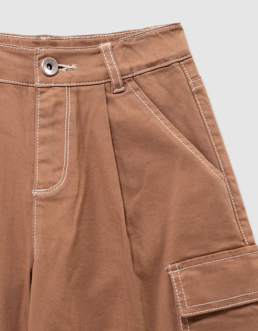 mädchen-jeans im cargo-stil mit weitem bein in kamelbraun